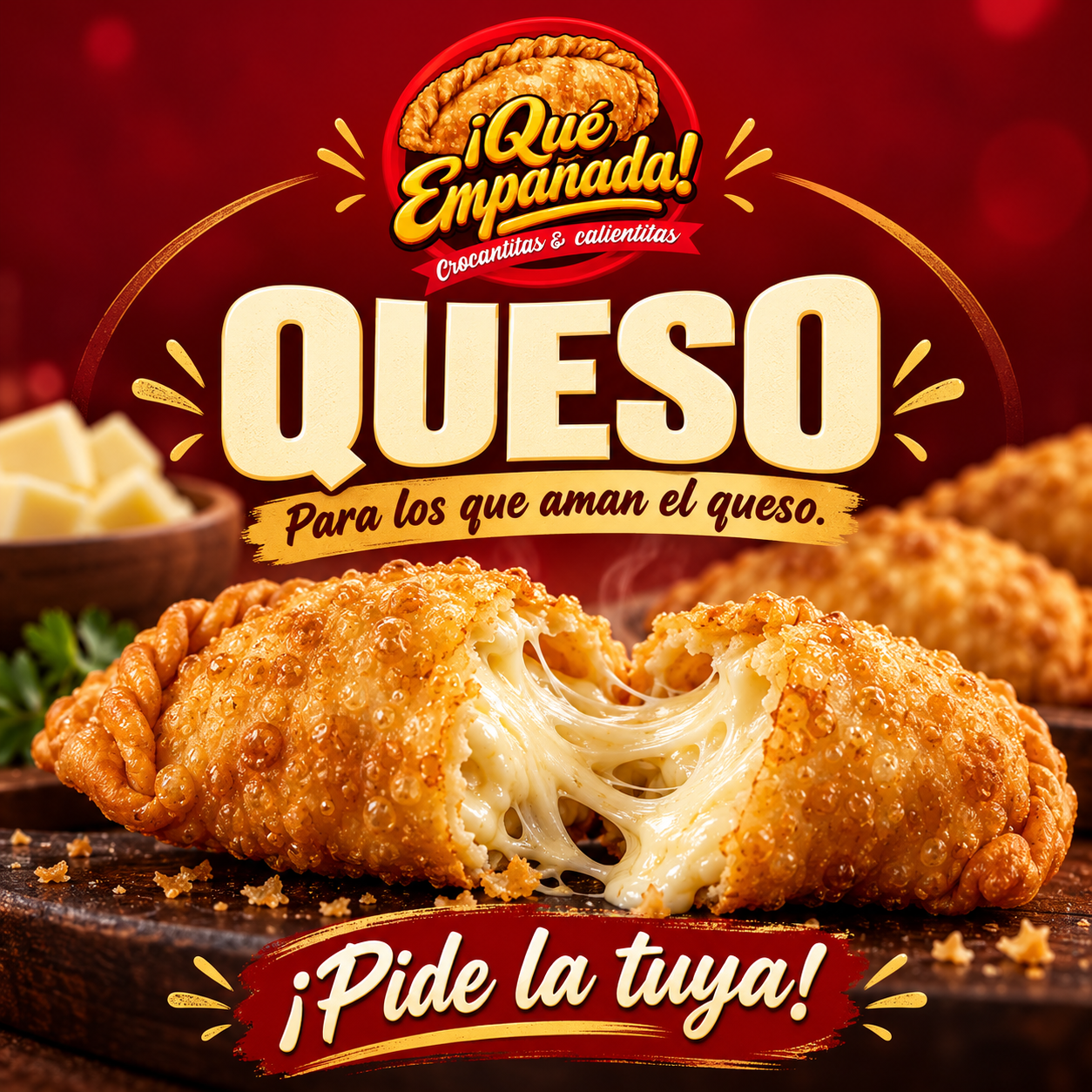 Empanada dorada abierta con queso derretido